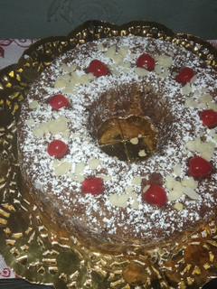 Una foto de Tarta negra de frutos secos navideña