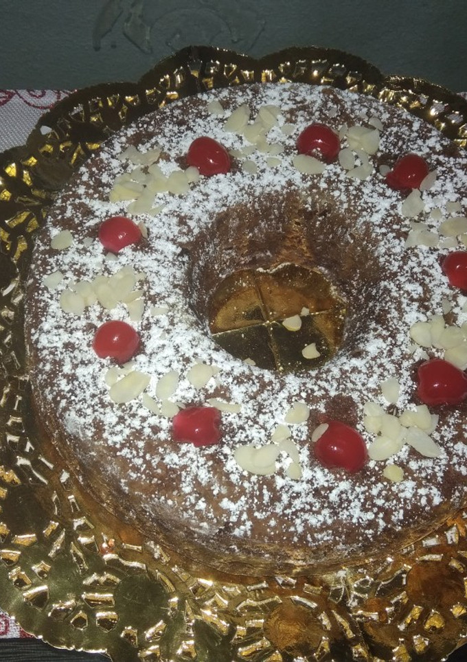 Una foto de Tarta negra de frutos secos navideña