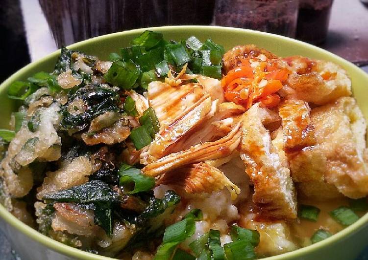 Bubur Ayam Toping Bakwan Kangkung