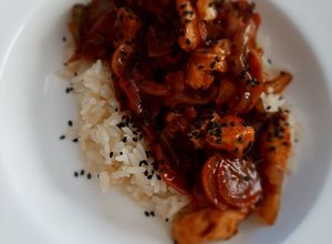 Una foto de Pollo tipo thai con arroz blanco 🍛