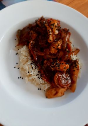 Una foto de Pollo tipo thai con arroz blanco 🍛