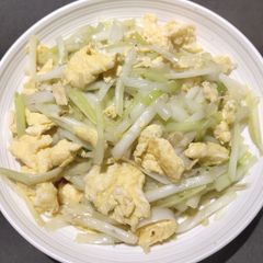 A picture of Stir Fry Yellow Chives with Egg.