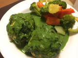Rollitos de pechuga rellena en crema de espinaca