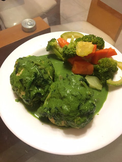 Una foto de Rollitos de pechuga rellena en crema de espinaca