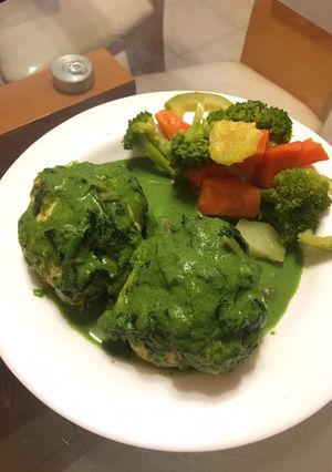 Una foto de Rollitos de pechuga rellena en crema de espinaca