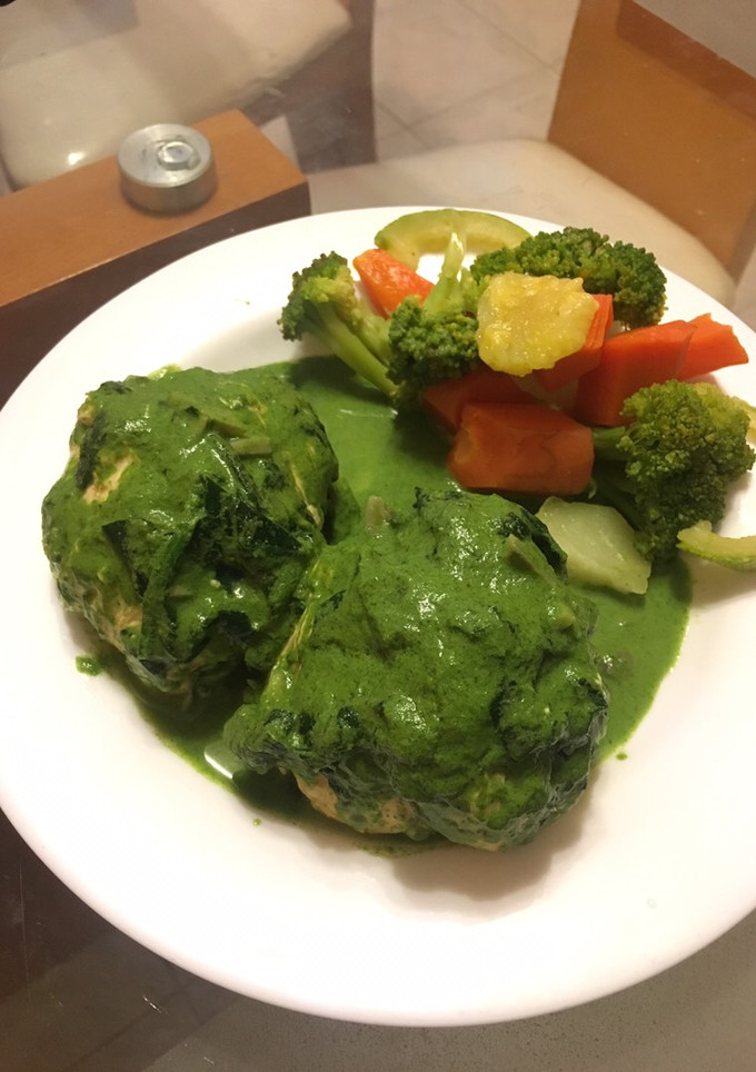 Una foto de Rollitos de pechuga rellena en crema de espinaca