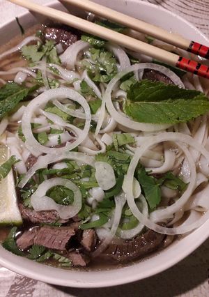 Une photo de Pho Bò (soupe vietnamienne)