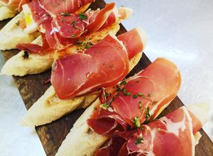 Una foto de Tapas Serrano