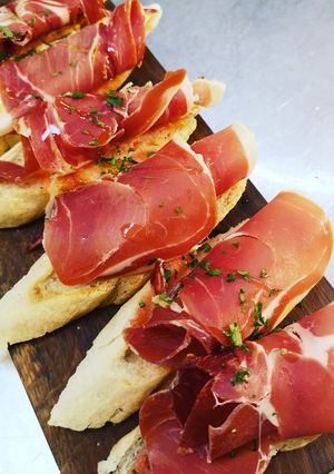 Una foto de Tapas Serrano