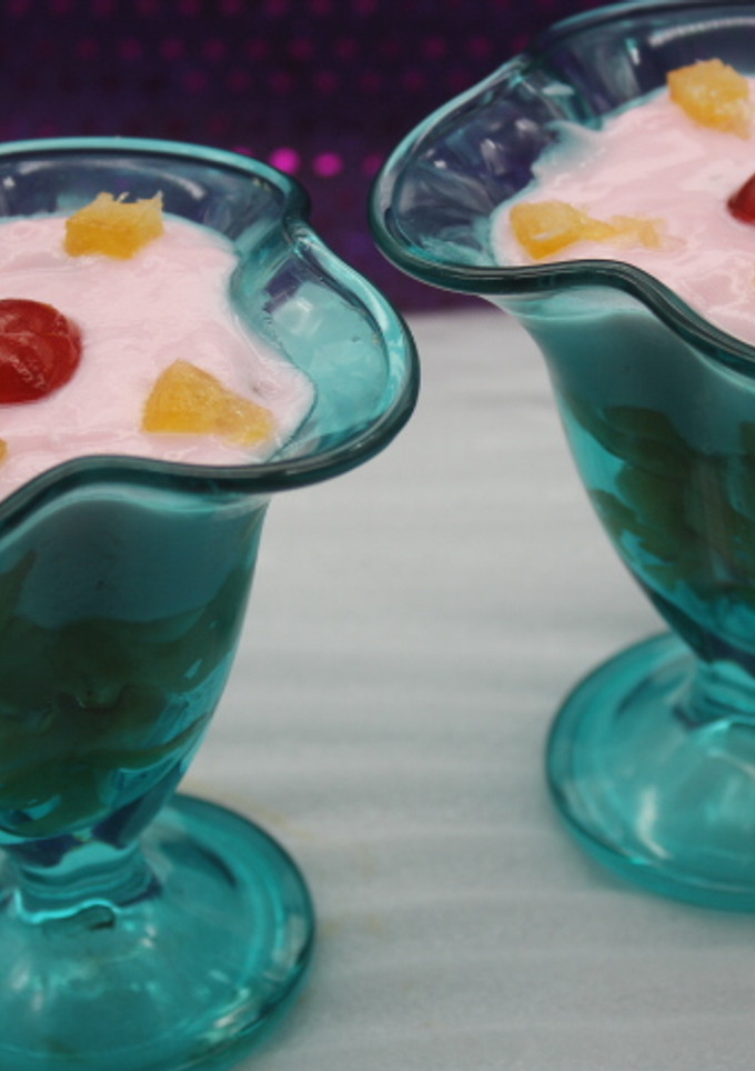 Una foto de Copa de plátano con yogurt de fresa