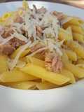 Pasta penne con atún en lata