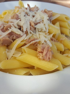 Una foto de Pasta penne con atún en lata