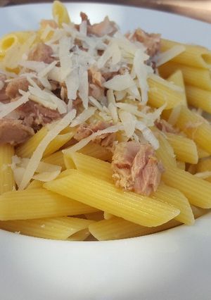 Una foto de Pasta penne con atún en lata