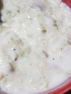 Una foto de Tzatziki con aceitunas