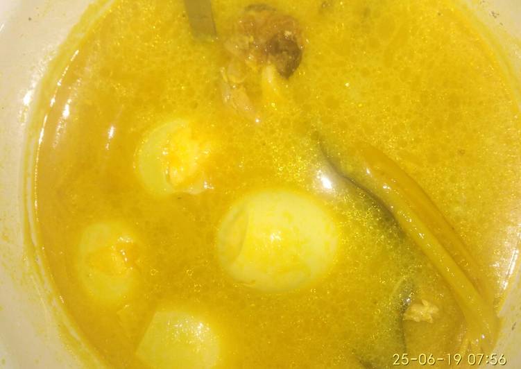 Langkah Mudah untuk Membuat Kuah soto santan isi ayam dan telur yang Menggugah Selera