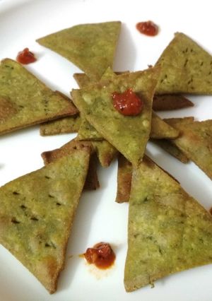 A picture of Spinach cheese triangle crackers.