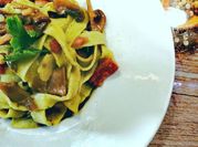 Una foto di pasta funghi pancetta