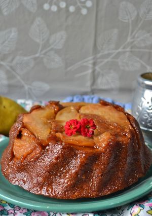 Una foto de Torta invertida de peras con avena y harina integral🍐