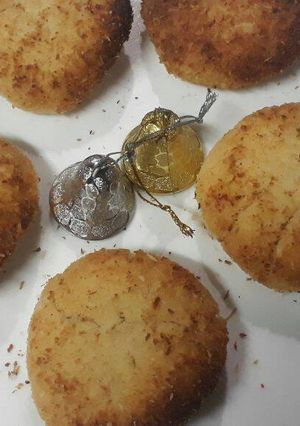 नारियल बिस्कुट (Coconut biscuit recipe in hindi) रेसिपी मुख्य फोटो