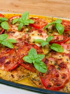 Bazsalikomos-paradicsomos-sajtos csirkemell recept fotója