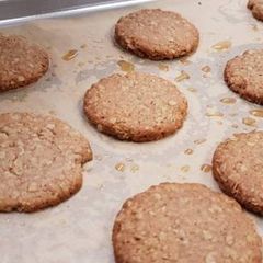 A picture of Honey cinnamon oat cookies.