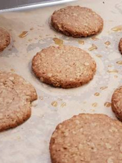 A picture of Honey cinnamon oat cookies.