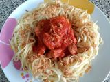 Nido de tallarines con cebolla crujiente y magro con tomate