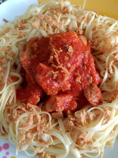 Una foto de Nido de tallarines con cebolla crujiente y magro con tomate