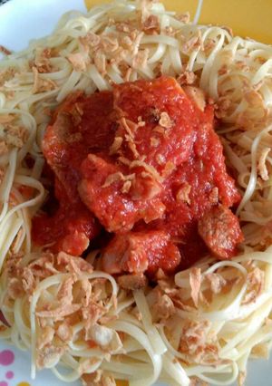 Una foto de Nido de tallarines con cebolla crujiente y magro con tomate