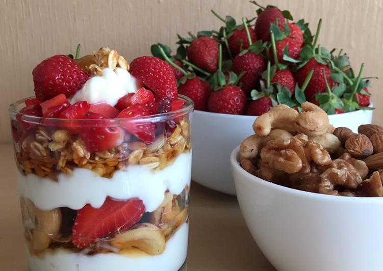 Langkah Mudah untuk Membuat Berry Honey Yogurt Parfait, Lezat