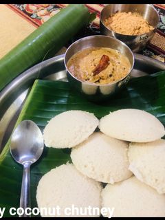 नारियल की चटनी के साथ इडली (nariyal ke chutney ke sath idli recipe in Hindi) रेसिपी मुख्य फोटो