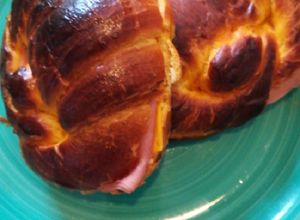 Una foto de Croissant de jamón y queso