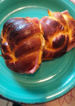 Una foto de Croissant de jamón y queso