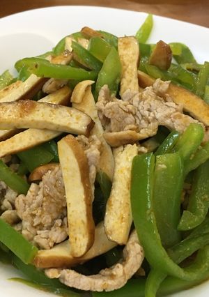 A picture of Stir-Fried Green Peppers with Tofu.