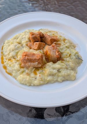 Kapros cukkinifőzelék sertéspörkölttel recept fotója