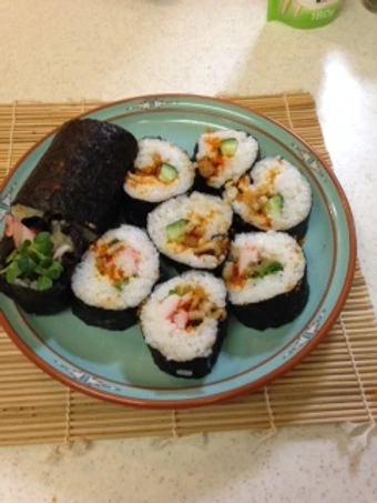 Easy Ways Make Recipes Makizushi (roll sushi) the So Delicious Can Pamper Your Tongue.