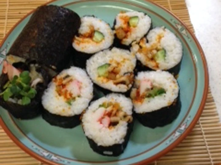 Easy Ways Make Recipes Makizushi (roll sushi) the So Delicious Can Pamper Your Tongue.