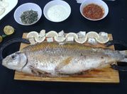 Una foto de corvina al horno con limón