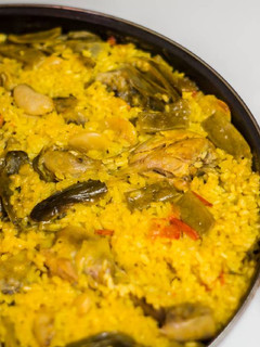 Una foto de Paella valenciana sin paellero ni leña