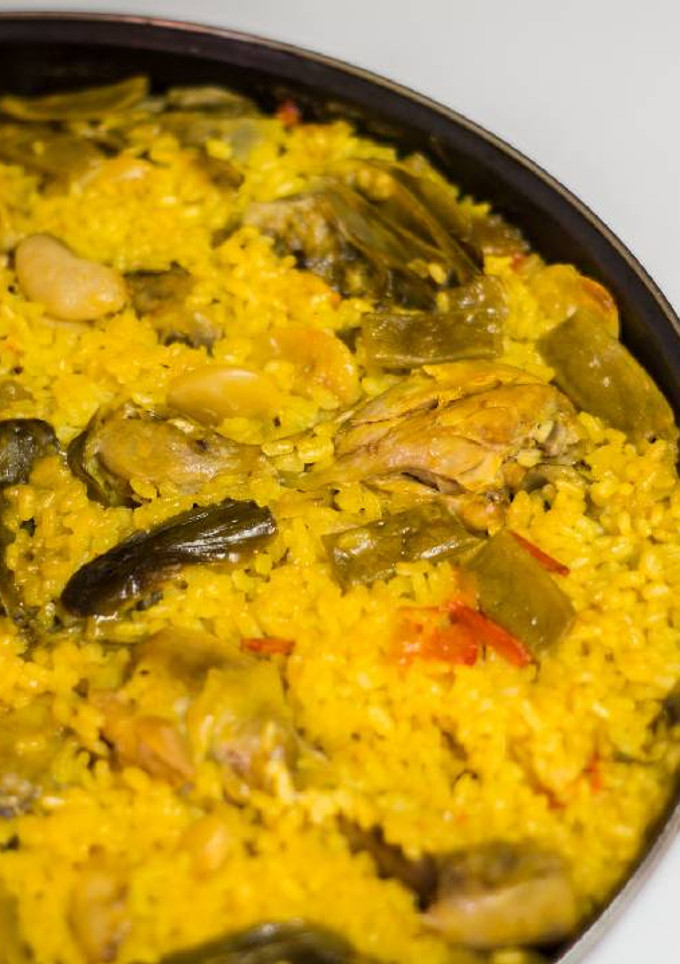 Una foto de Paella valenciana sin paellero ni leña