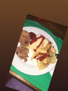 Una foto de Fritos de atún con arroz y papas fritas 🍟