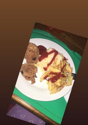 Una foto de Fritos de atún con arroz y papas fritas 🍟