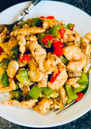 รูปของ หมูไก่ผัดพริกหวานราดข้าว