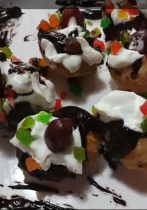 A picture of Chocolate golgappe.