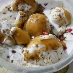Dahi bhalle A picture of Dahi bhalle.