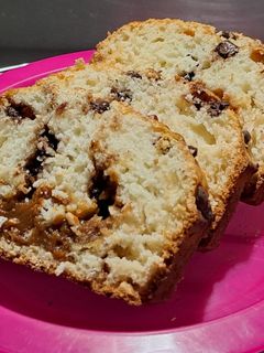 Una foto de Budín de coco relleno con dulce de leche y chips