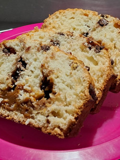 Una foto de Budín de coco relleno con dulce de leche y chips