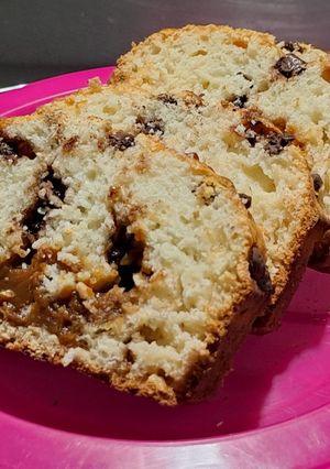 Una foto de Budín de coco relleno con dulce de leche y chips