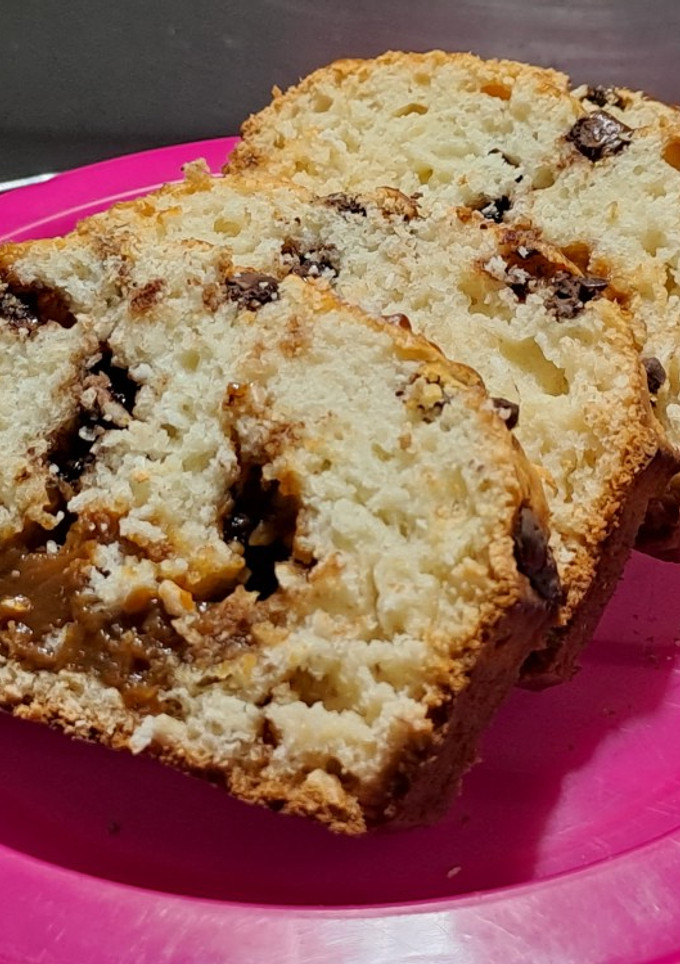 Una foto de Budín de coco relleno con dulce de leche y chips