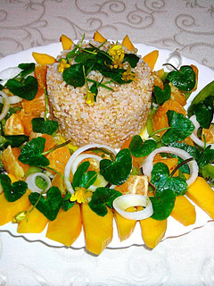 Una foto de Ensalada tropical con arroz integral